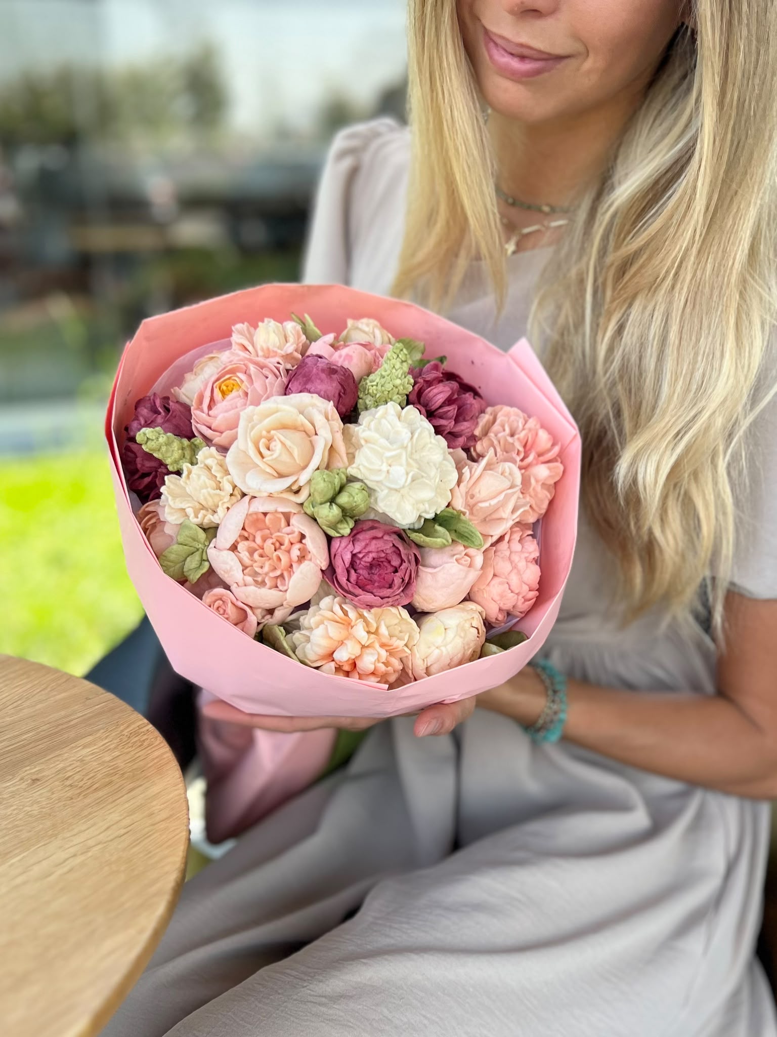 Mint Blush buchet cu peonii și trandafiri din bezea
